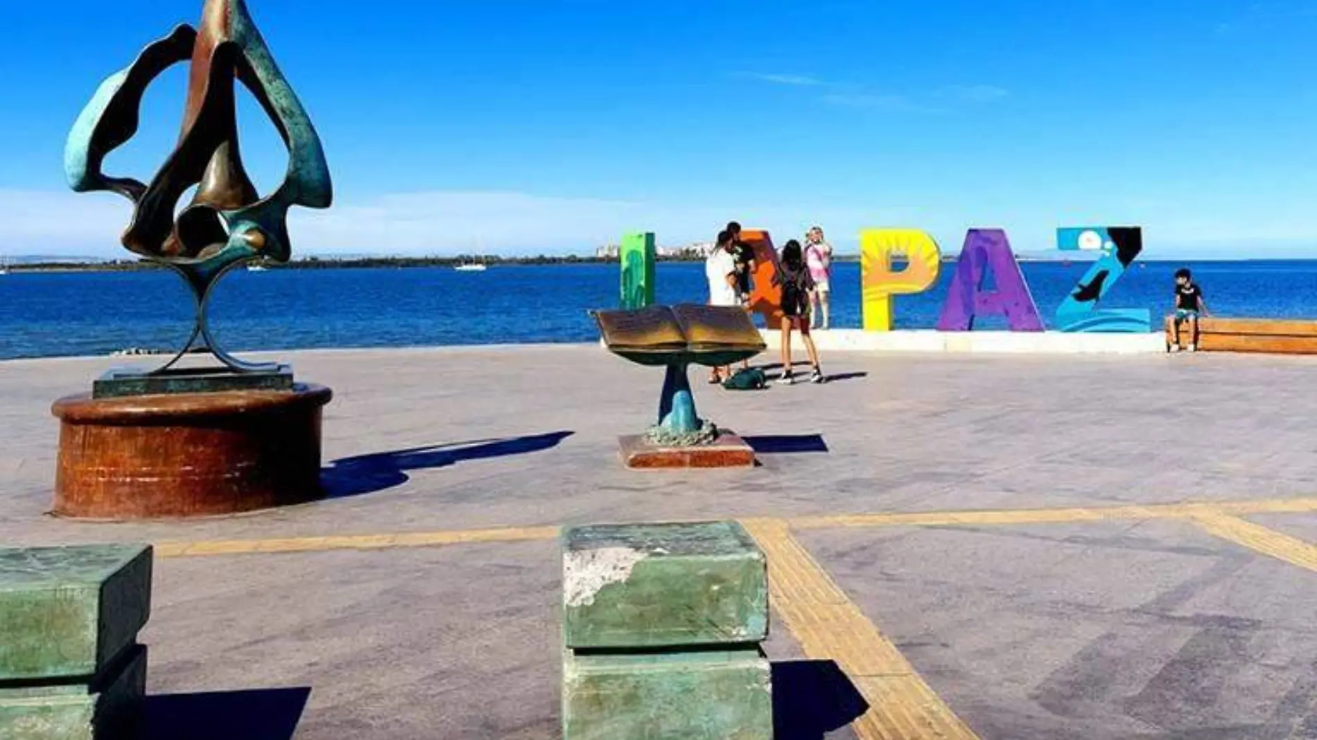 Disfruta del malecon de La Paz 1